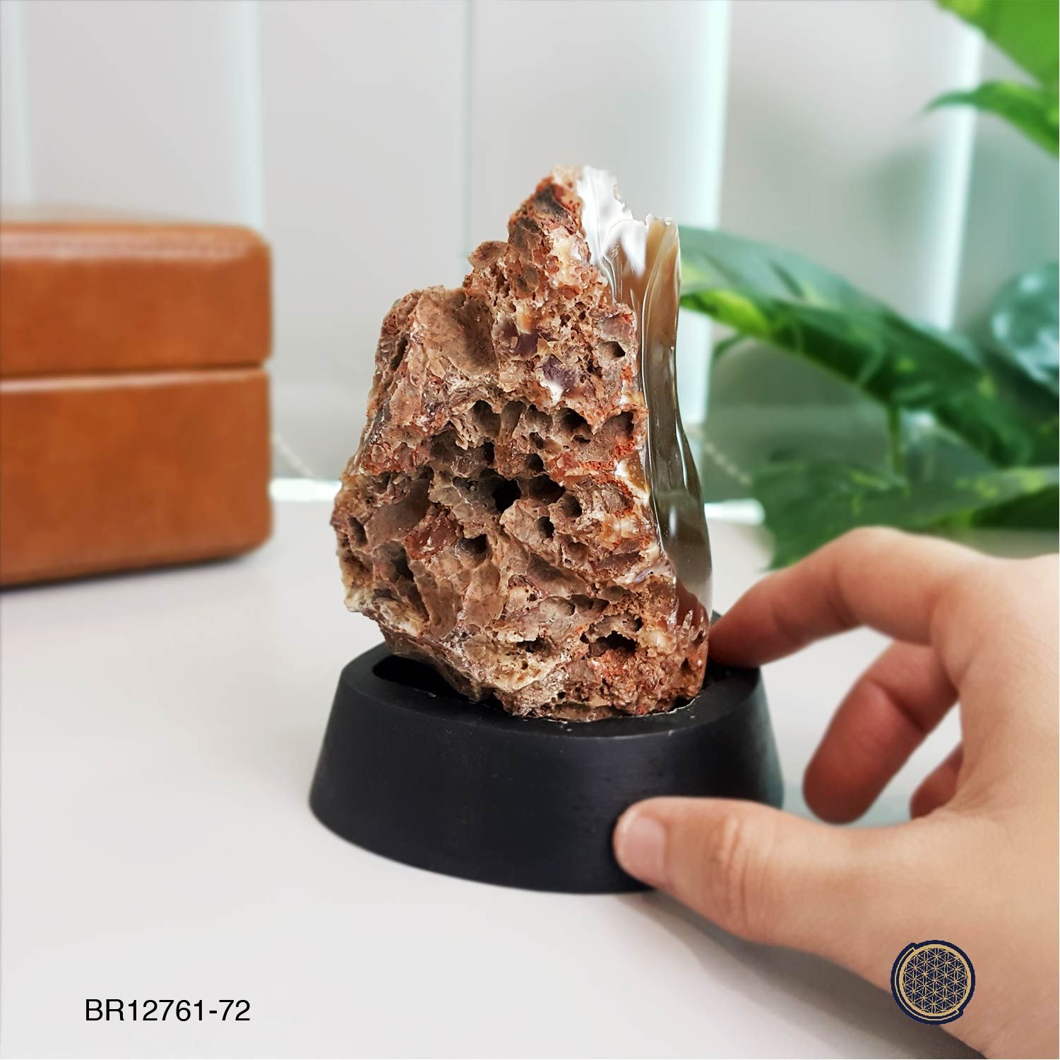 玛瑙聚宝盆晶片搭配木坐摆件