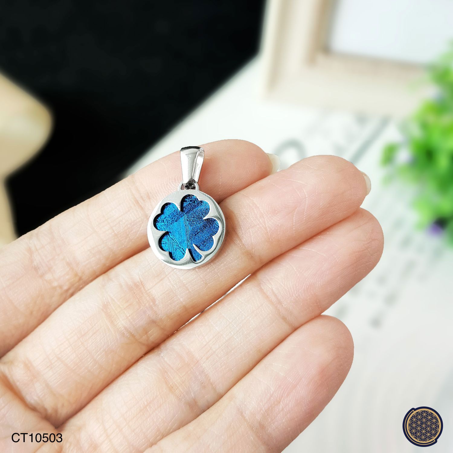 13.5mm x 21mm 天铁四叶草白钢吊坠-蓝色