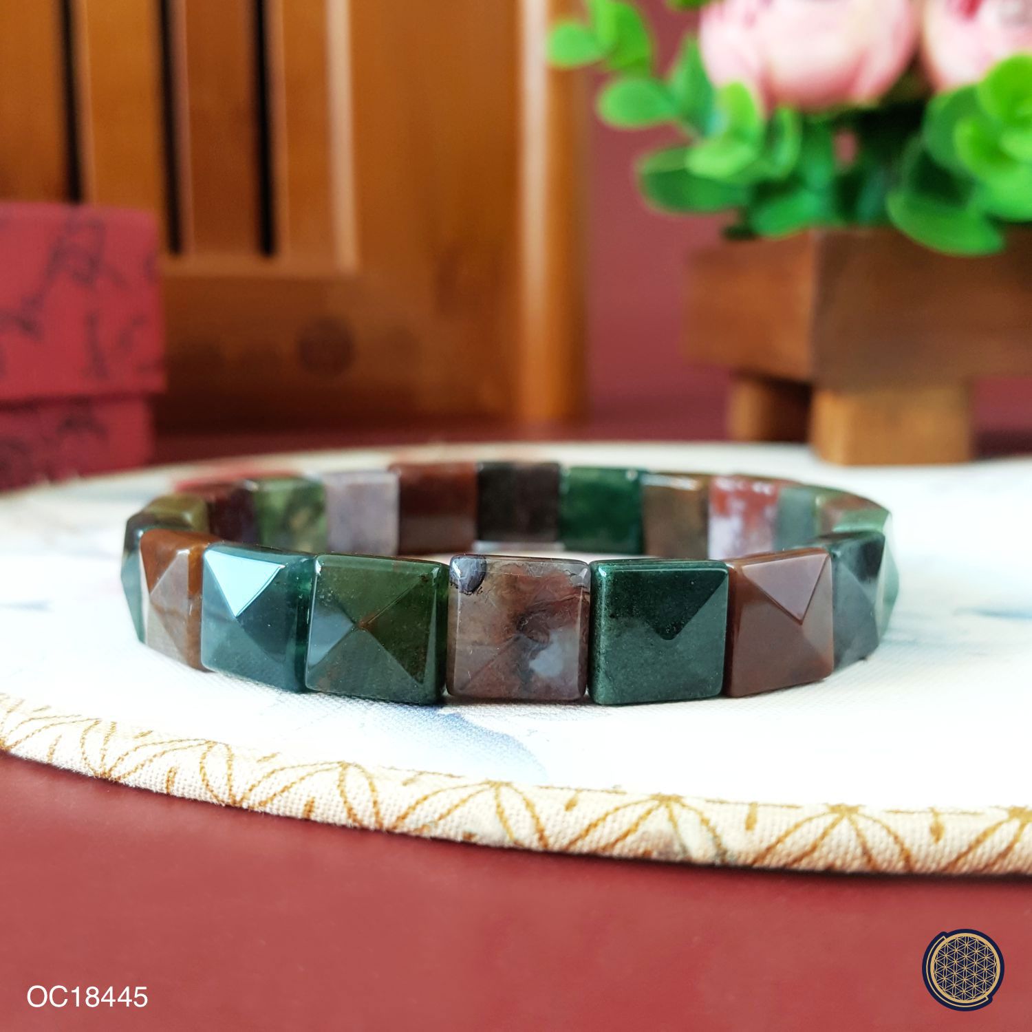 10mm x 10mm 血石金字塔手排