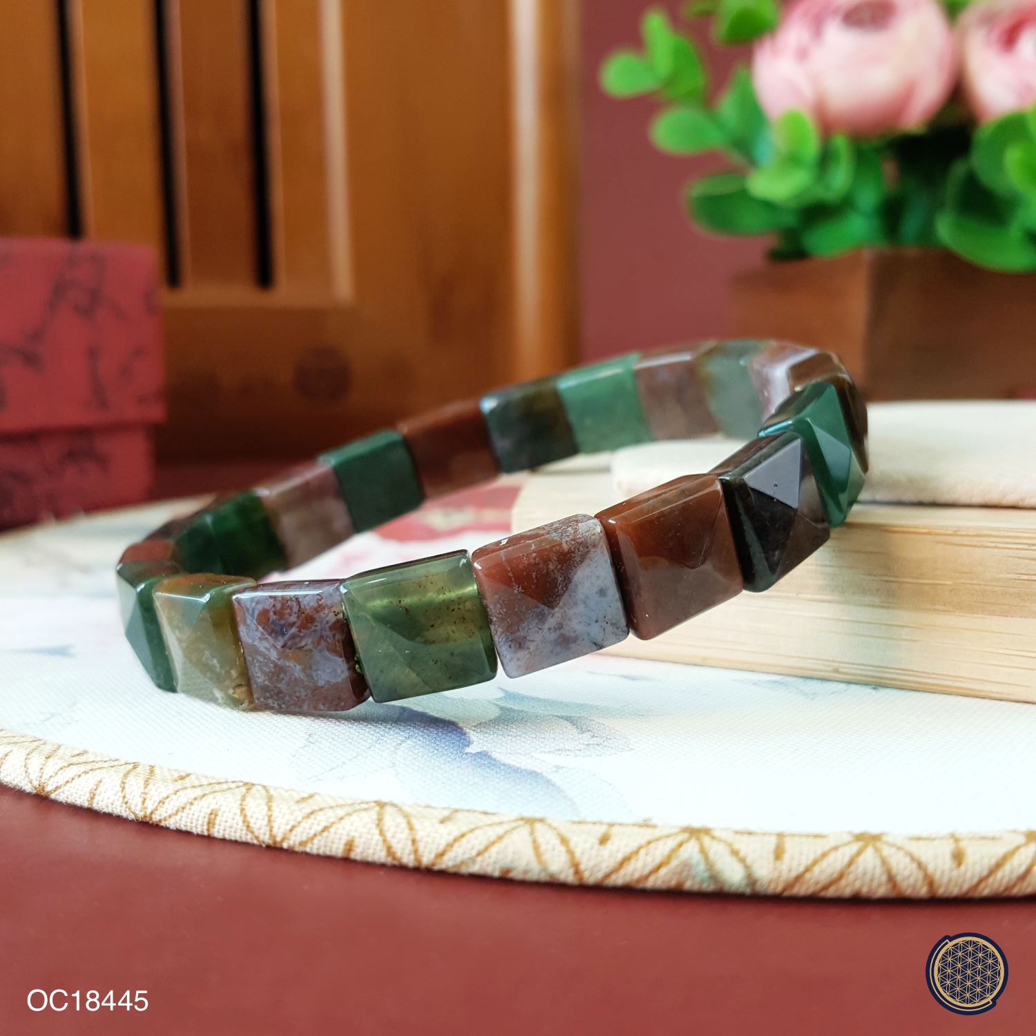 10mm x 10mm 血石金字塔手排