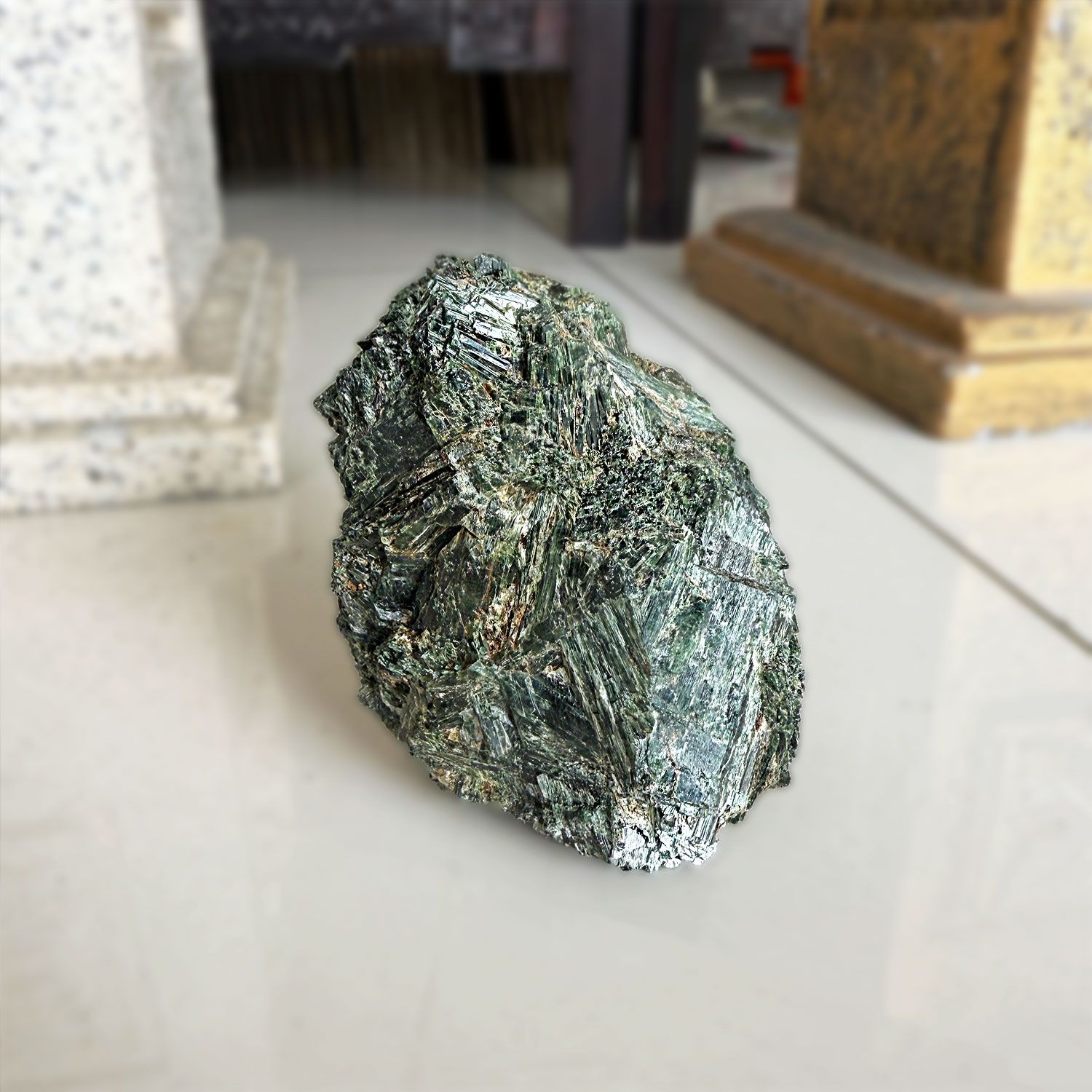 铬透辉石原矿搭配木座