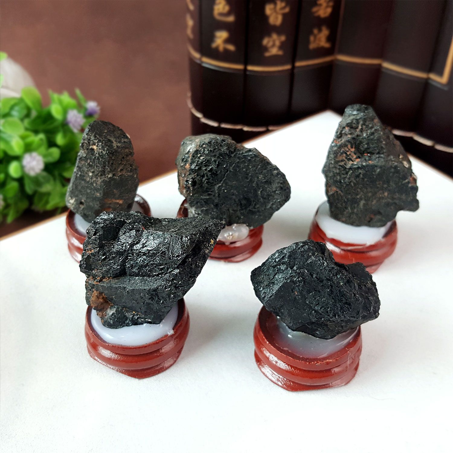黑碧玺迷你原矿搭配木座