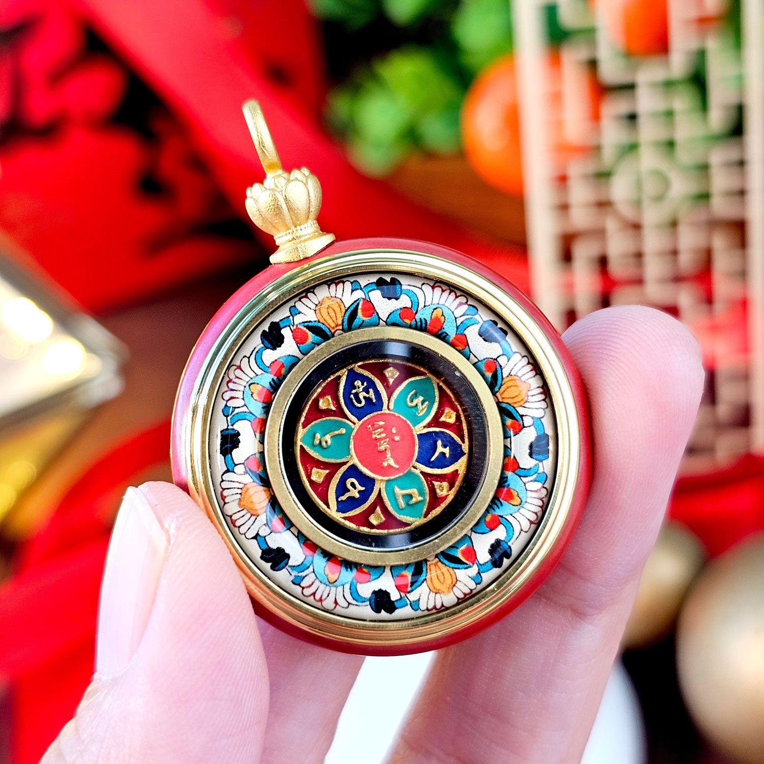 朱砂唐卡彩绘六字真言圆形嘎乌盒吊坠