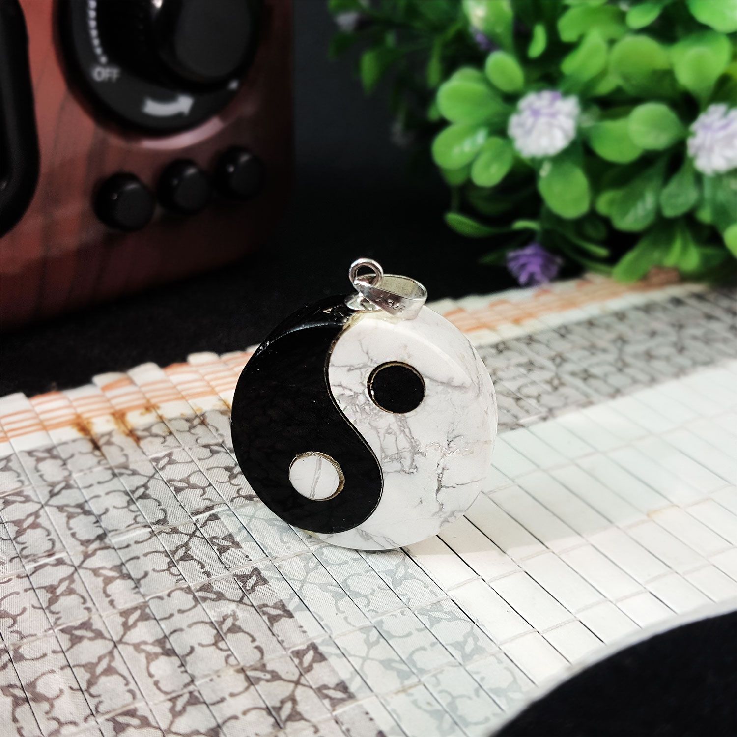 25mm 白松石搭配黑玛瑙太极吊坠