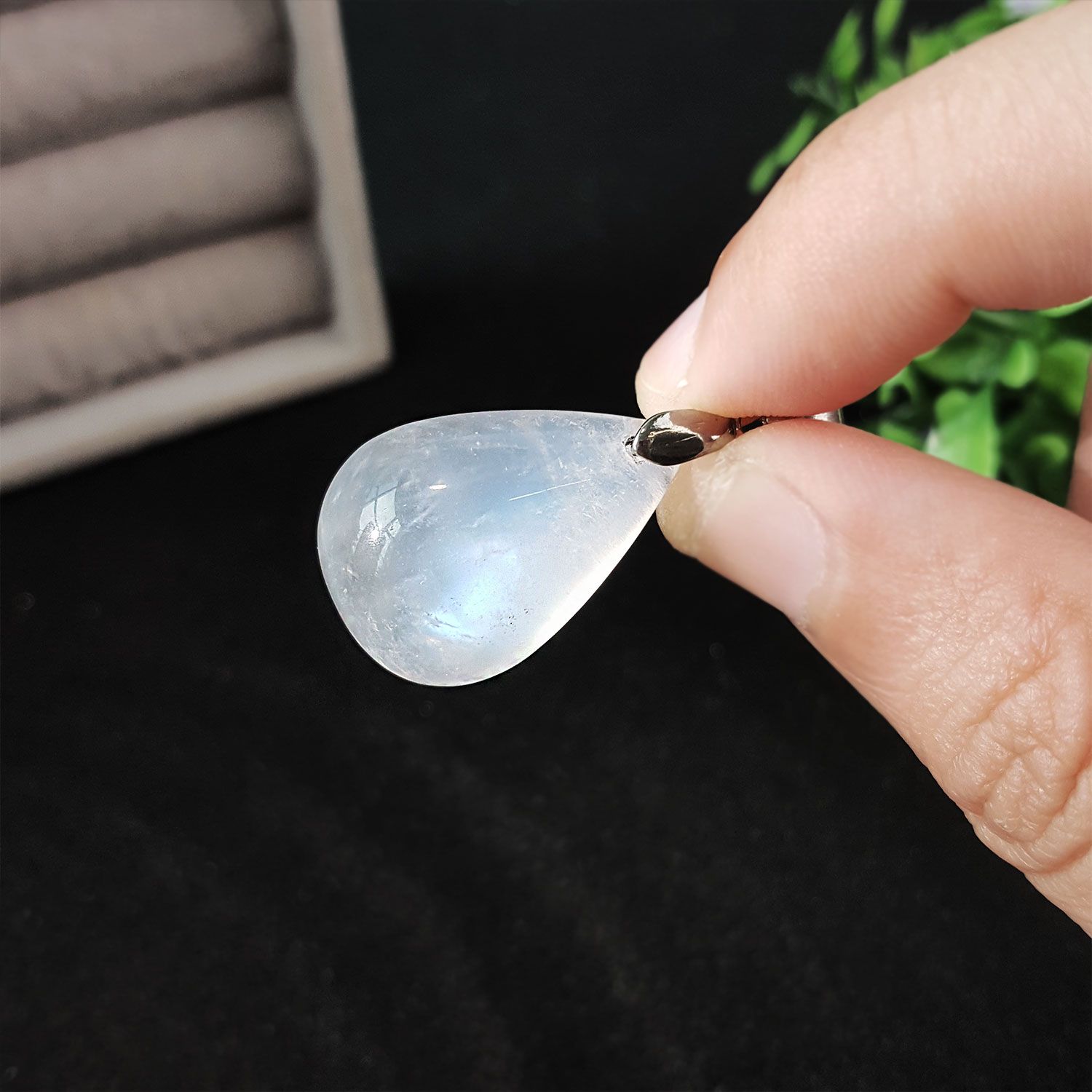 16mm x 33mm 彩虹月光石水滴形吊坠