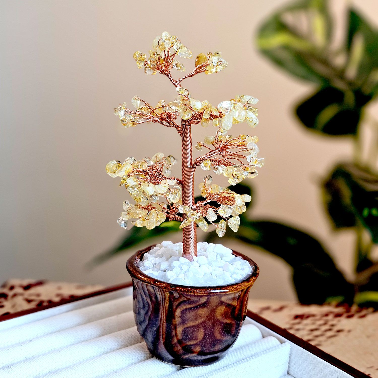 黄水晶招财树搭配花瓶