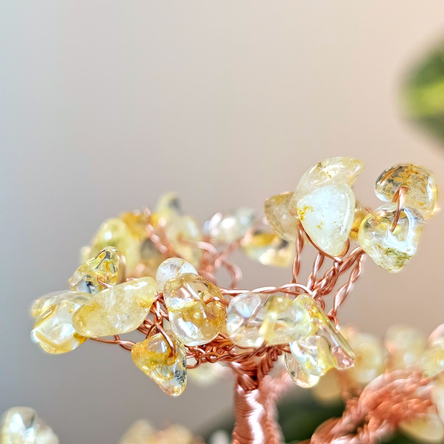 黄水晶招财树搭配花瓶