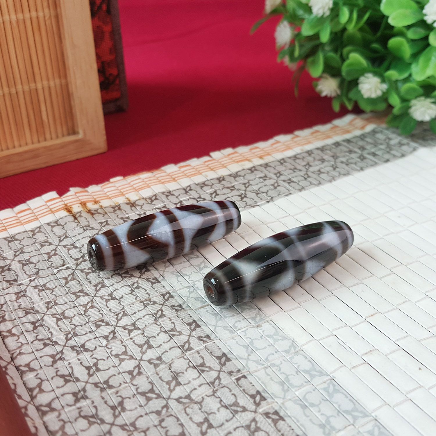 玛瑙双虎牙天珠