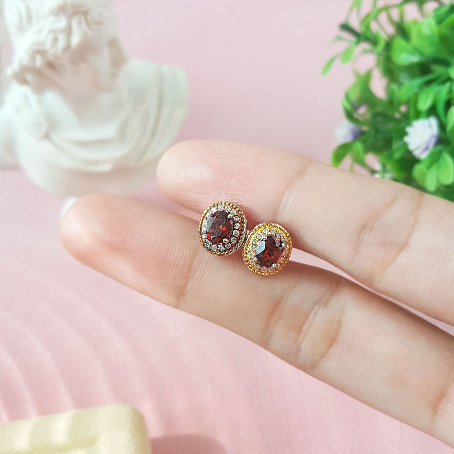 8mm x 9mm 红石榴椭圆形带锆石金色包边耳环(925镶嵌)