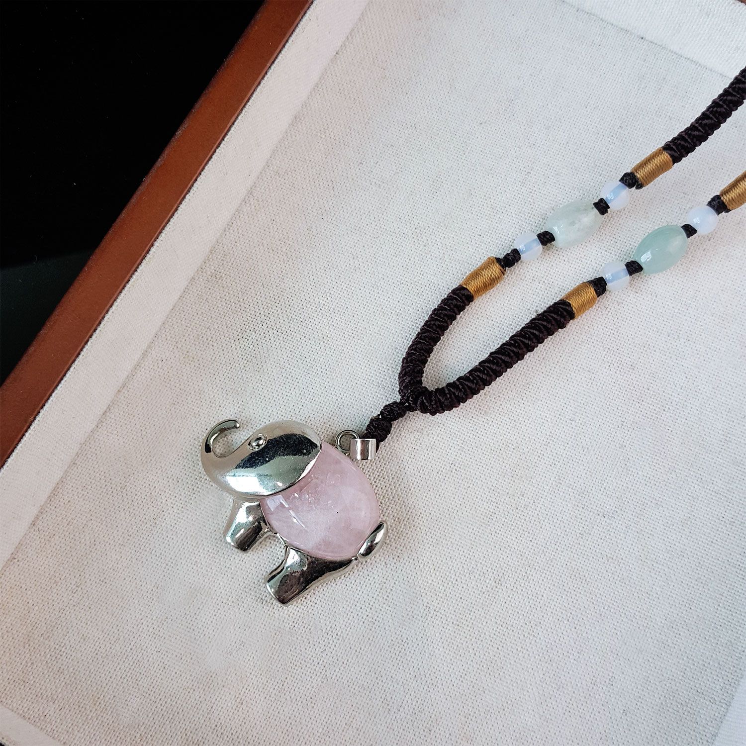 水晶大象吊坠搭配玉石绳子项链