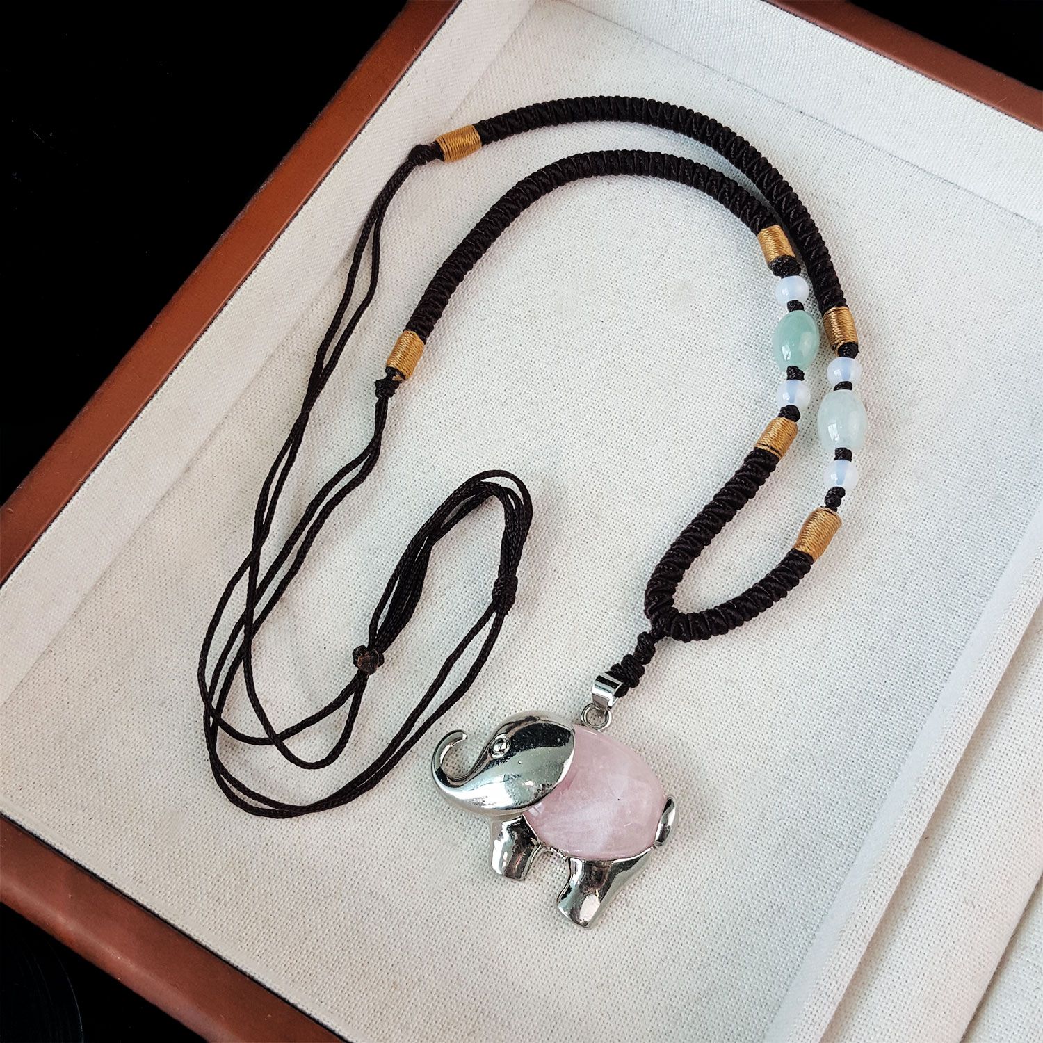 水晶大象吊坠搭配玉石绳子项链