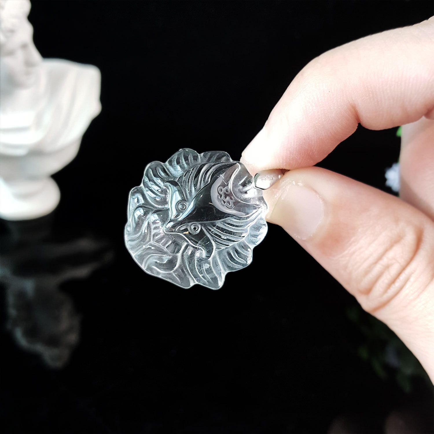 23mm x 25mm 白水晶九尾狐仙圆形吊坠