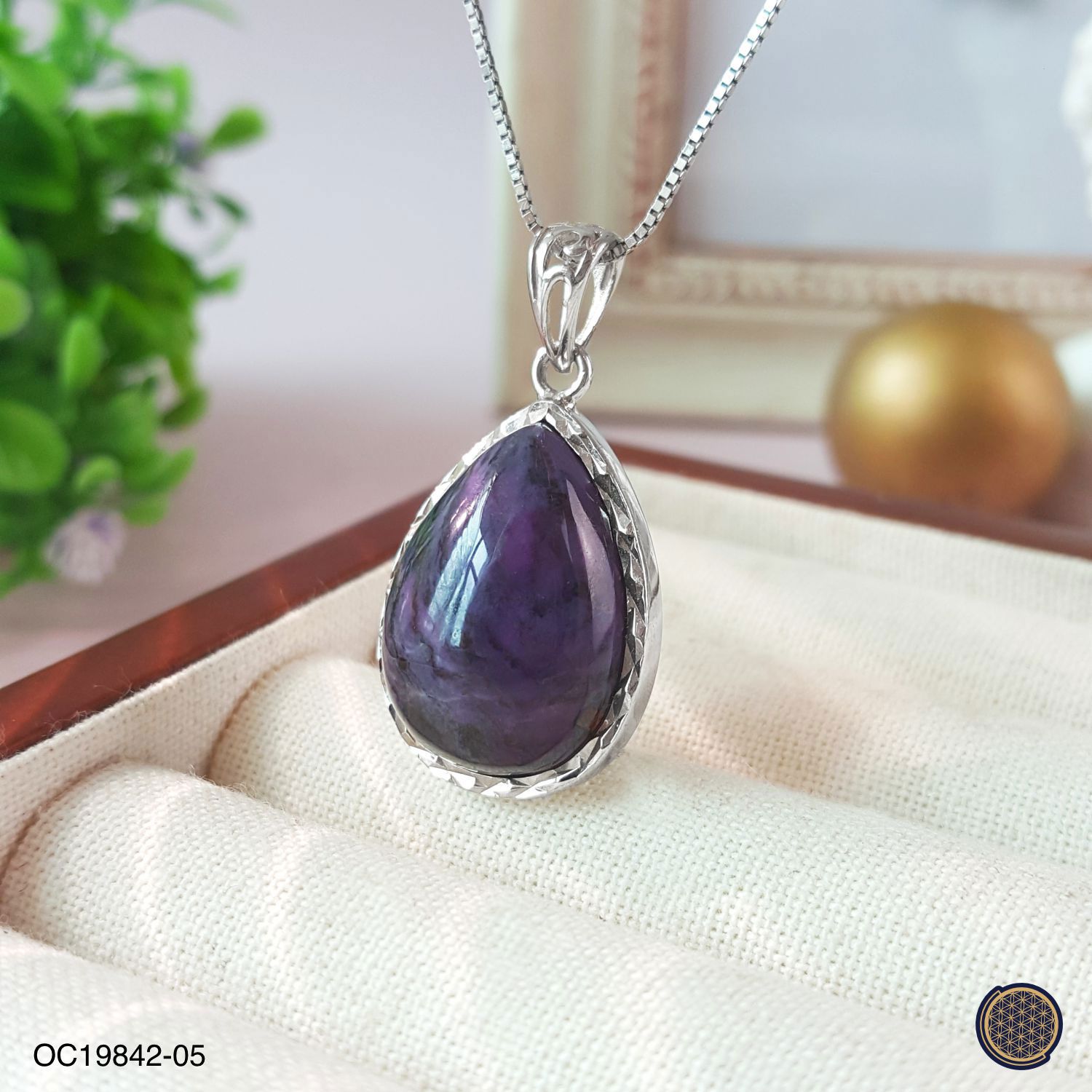 顶级舒俱莱水滴形吊坠 (925镶嵌)