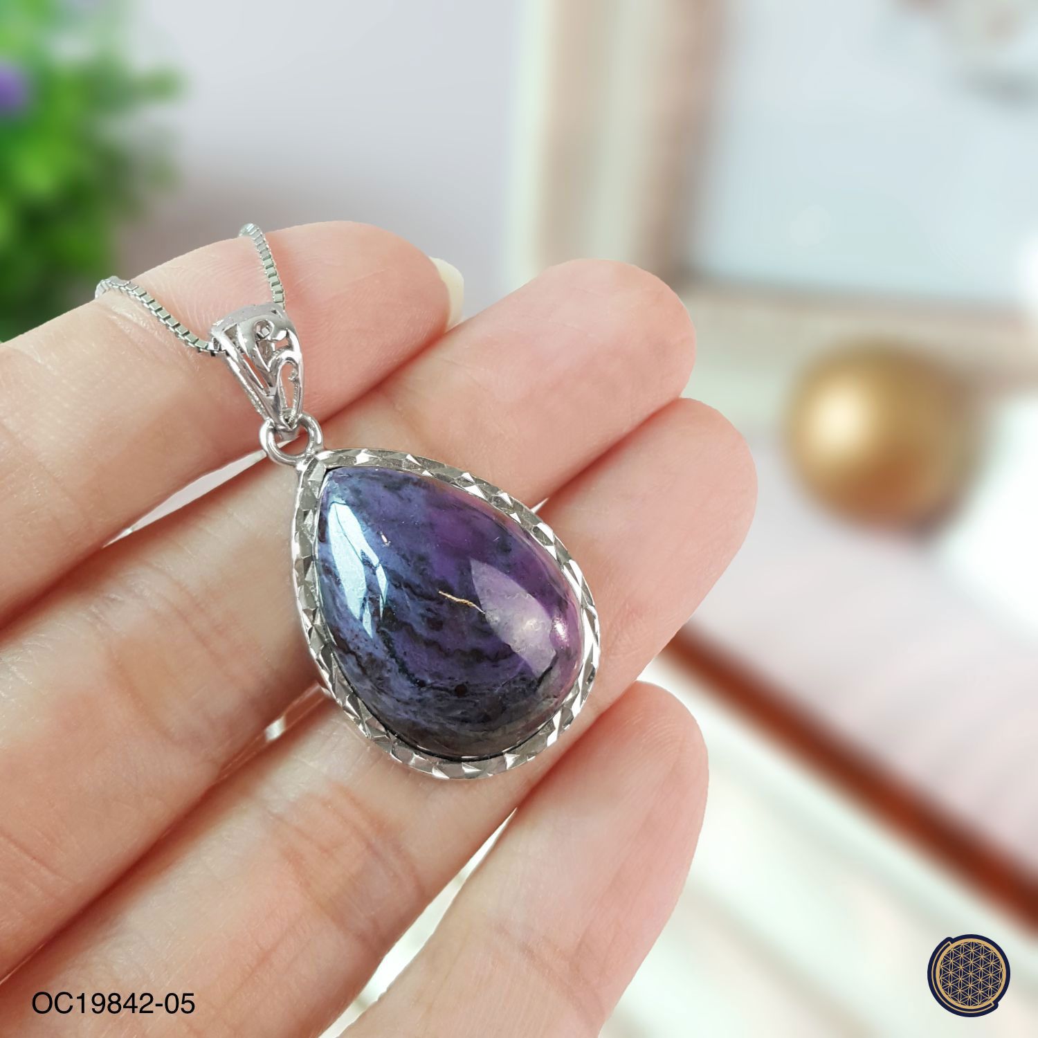 顶级舒俱莱水滴形吊坠 (925镶嵌)