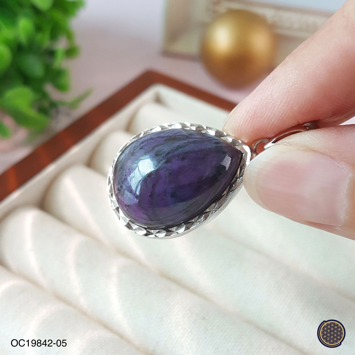 顶级舒俱莱水滴形吊坠 (925镶嵌)