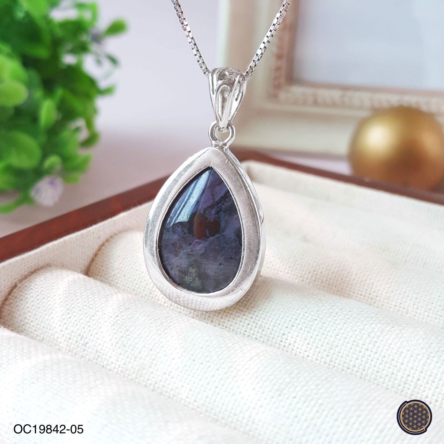 顶级舒俱莱水滴形吊坠 (925镶嵌)