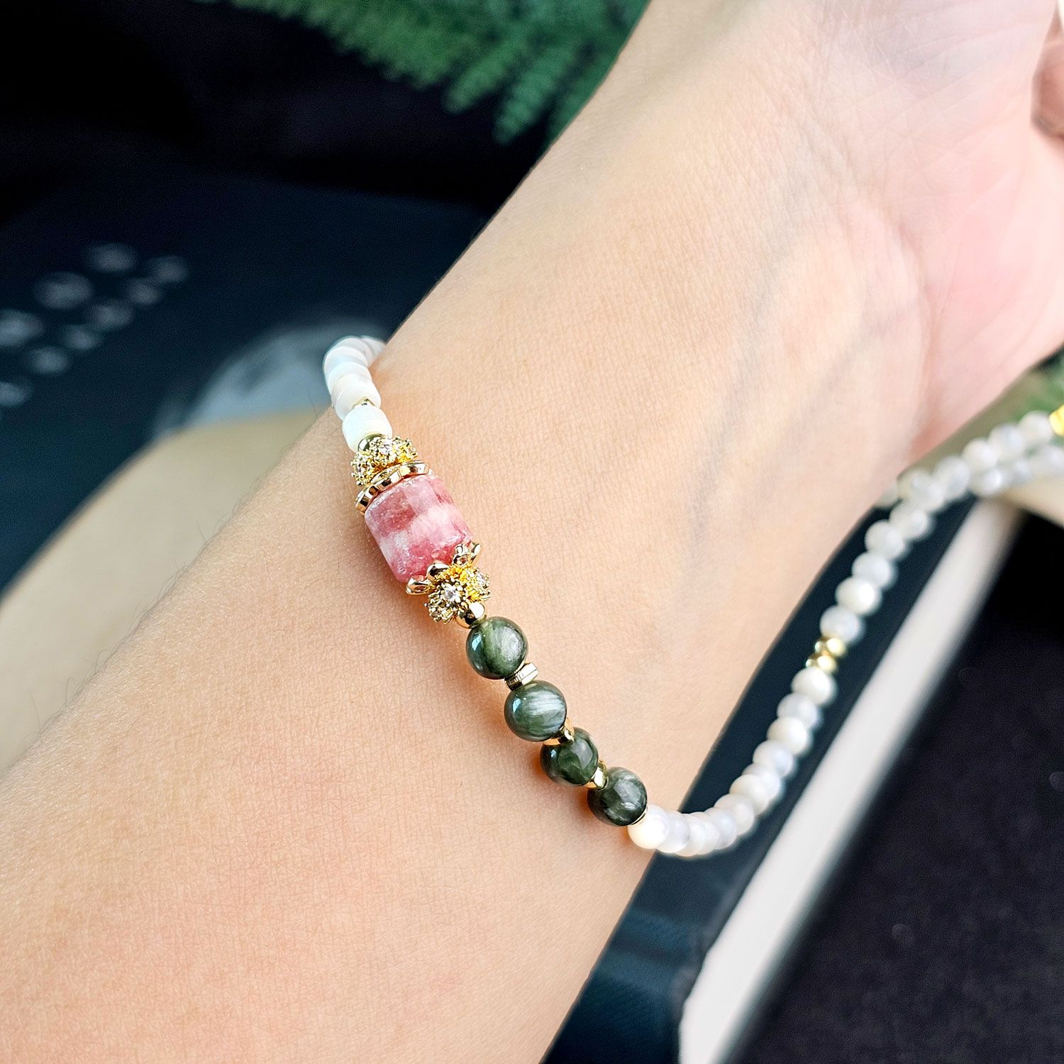 红纹石带绿龙晶与贝壳设计款手机挂件