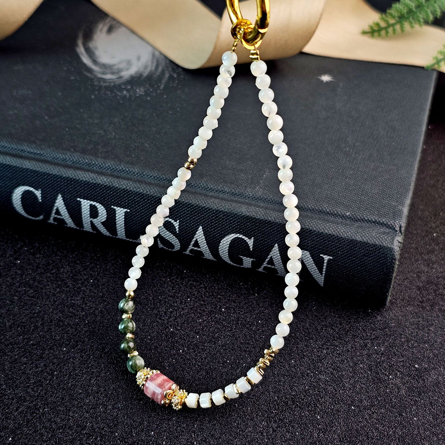 红纹石带绿龙晶与贝壳设计款手机挂件