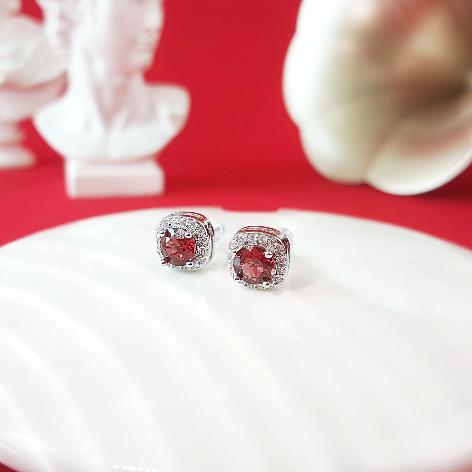 红石榴搭配锆石四方形耳环