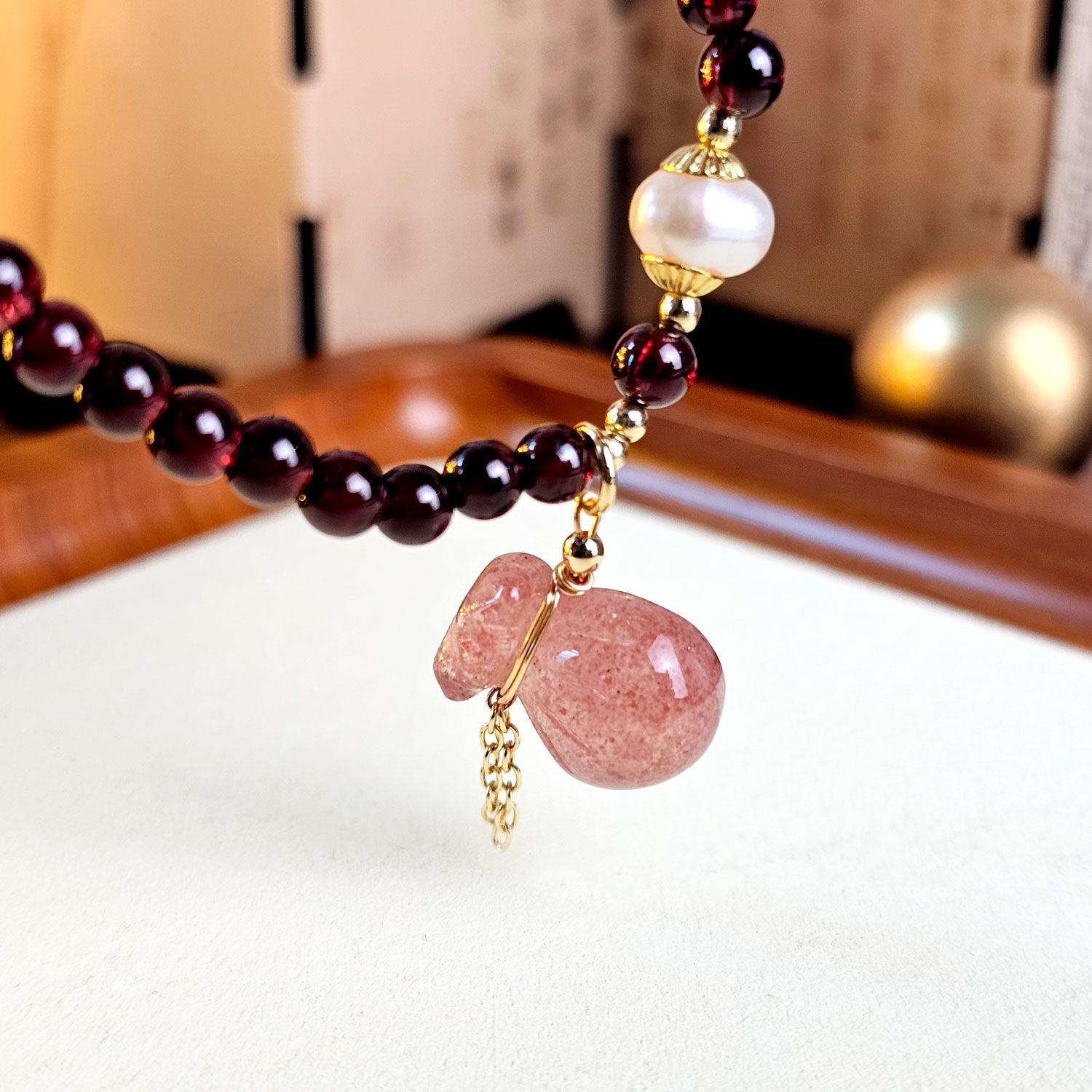 4mm 红石榴搭配草莓石金钱袋设计款手链