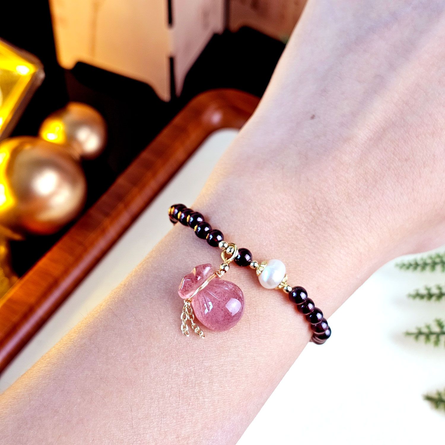 4mm 红石榴搭配草莓石金钱袋设计款手链