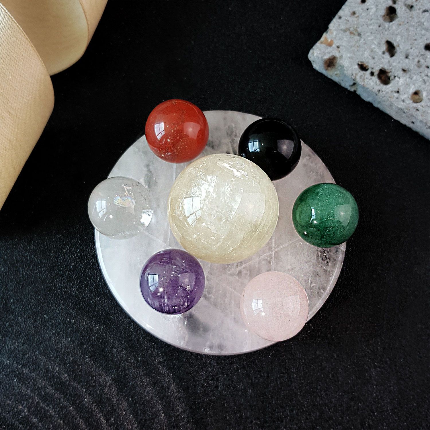 七彩七星阵搭配粉晶底盘 (8CM)