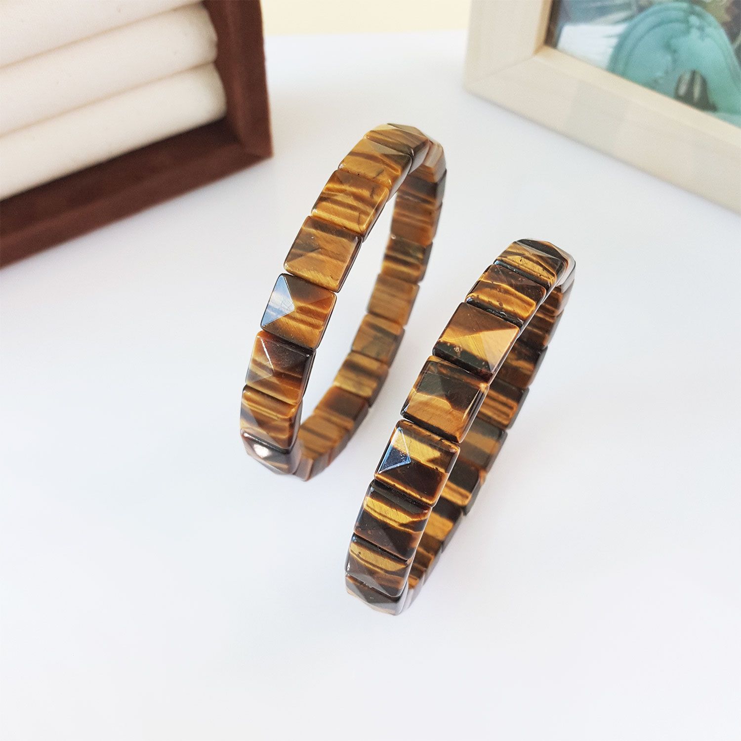 10mm x 10mm 黄虎眼金字塔手排