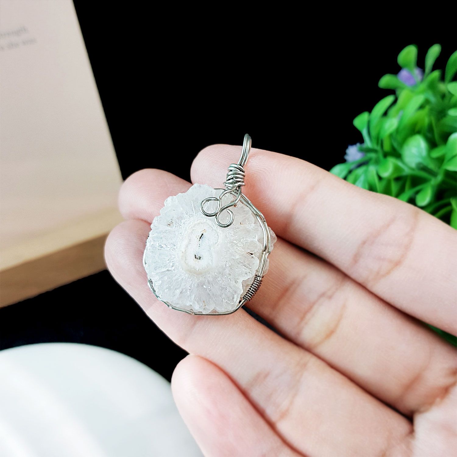 18mm x 33mm 白水晶花吊坠