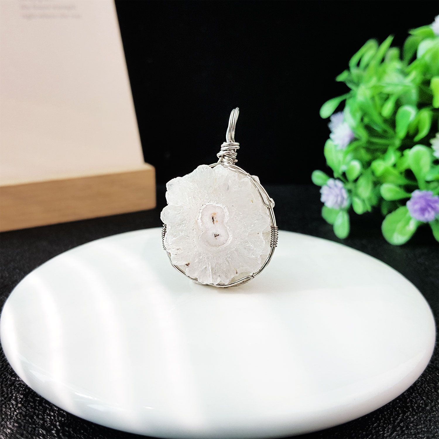 18mm x 33mm 白水晶花吊坠